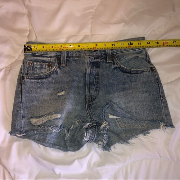 Size 25 Levi’s 501 high-rise light wash shorts - Picture 7 of 8